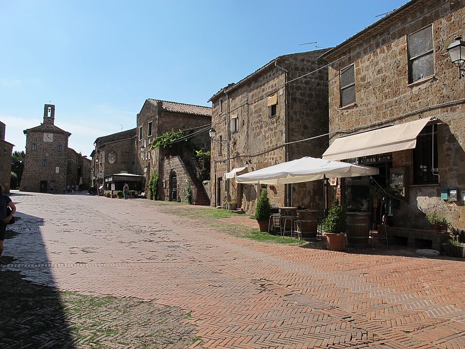 Sovana, román kori székesegyház és etruszk környezet