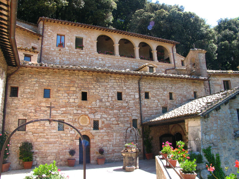 Eremo delle Carceri, Assisi felett